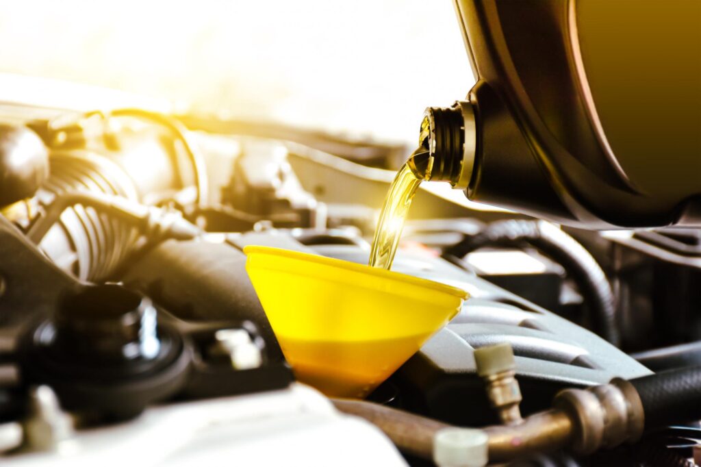 fpdl.in mechanic pouring motor oil engine repair garage shop 41472 934 full